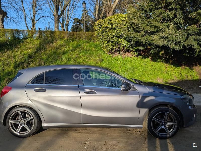 Usado Mercedes A180 Style 109 CV (80 kW) 2014 Gris / plata Berlina