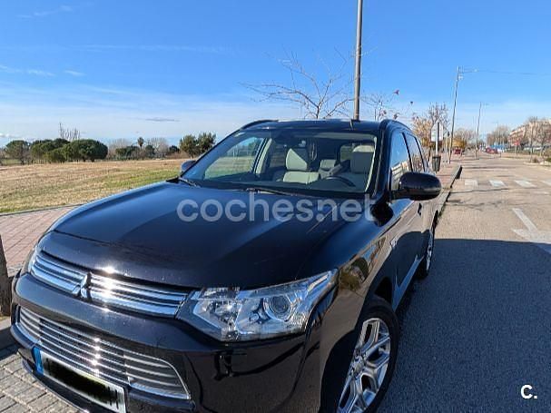 Usado Mitsubishi Outlander P-HEV 203 CV (149 kW) 2014 Negro SUV