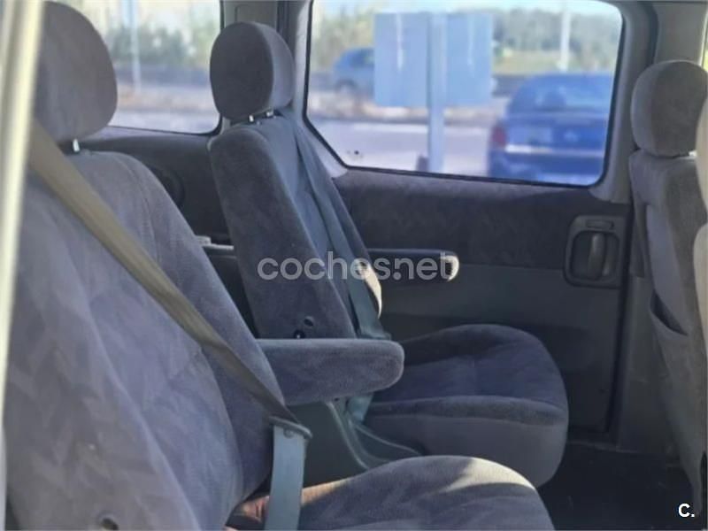 Usado Kia Carnival LX 144 CV (105 kW) 2003 Gris / plata Monovolumen