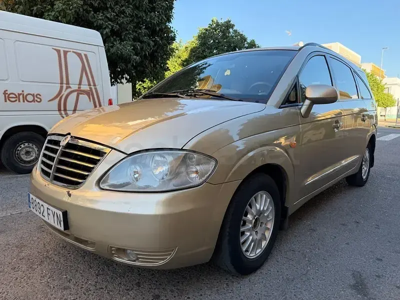 Usado SsangYong Rodius Limited 165 CV (121 kW) 2007 Gris / plata Monovolumen