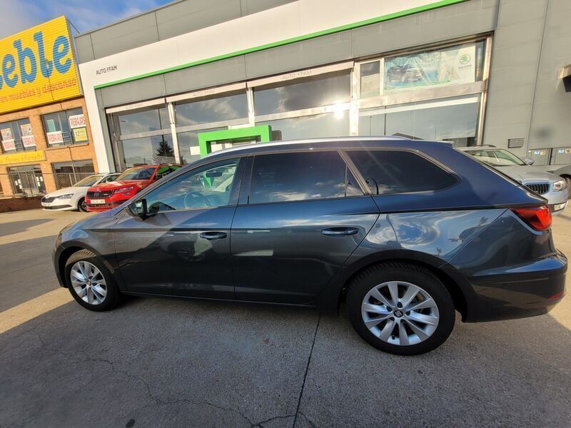 Usado Seat Leon Style 115 CV (84 kW) 2019 Gris Familiar