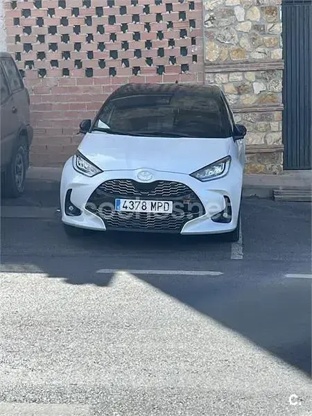 Usado Toyota Yaris Hybrid Edition 130 CV (95 kW) 2024 Blanco Berlina