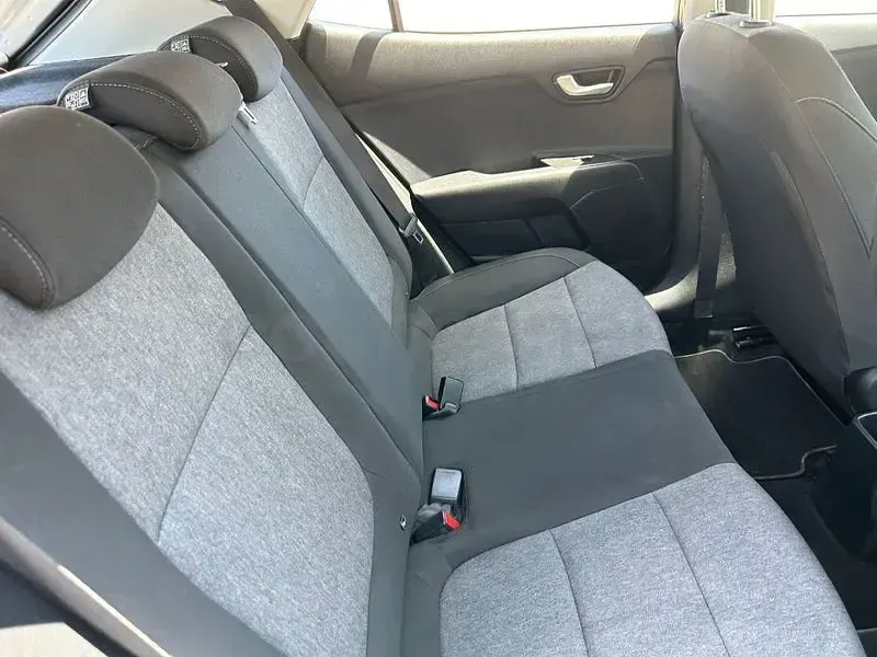 Usado Kia Stonic 84 CV (61 kW) 2023 Gris / plata SUV