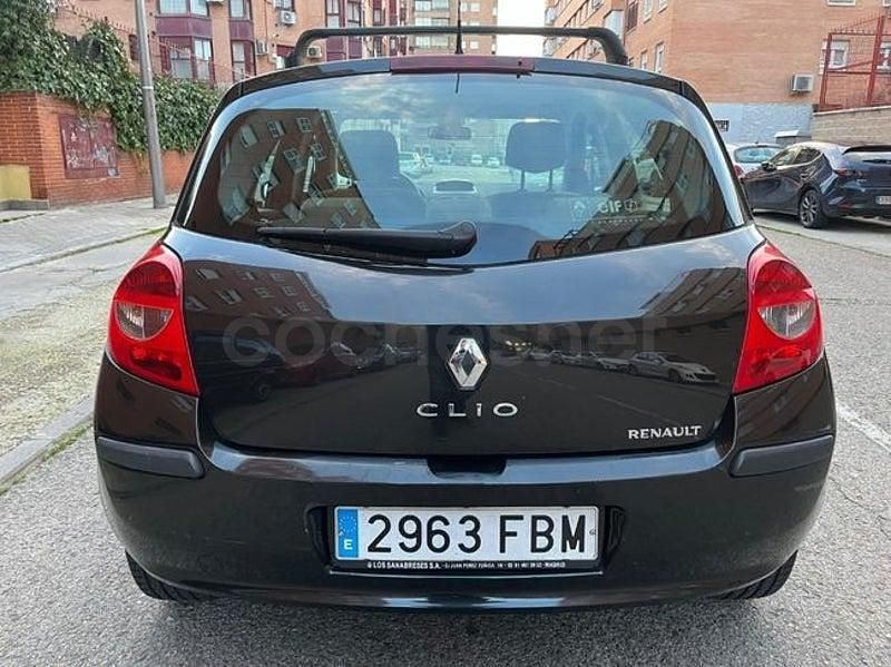 Usado Renault Clio II Privilege 111 CV (81 kW) 2006 Negro Berlina