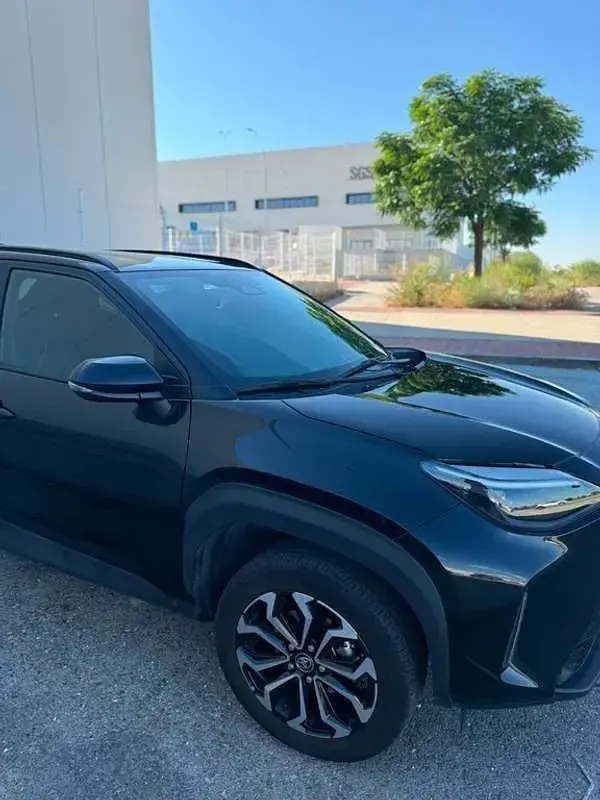 Usado Toyota Yaris Cross Active 116 CV (85 kW) 2024 Negro SUV