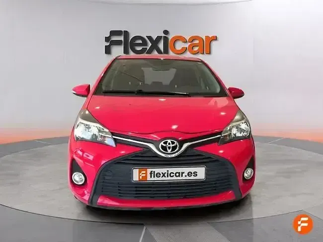 Usado Toyota Yaris Active 69 CV (50 kW) 2016 Rojo Berlina