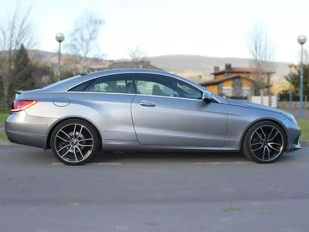 Usado Mercedes E220 163 CV (119 kW) 2015 Gris Coupe