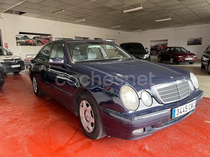 Usado Mercedes E220 Avantgarde 143 CV (105 kW) 2002 Azul Berlina