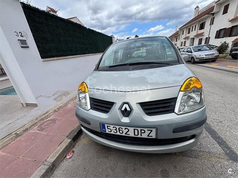 Usado Renault Modus 80 CV (58 kW) 2006 Gris / plata Monovolumen