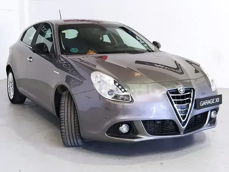 Usado Alfa Romeo Giulietta 150 CV (110 kW) 2016 Gris / plata Utilitario