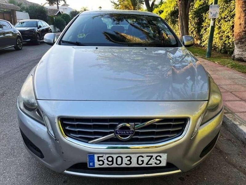Usado Volvo S60 Momentum 163 CV (119 kW) 2010 Plateado Berlina