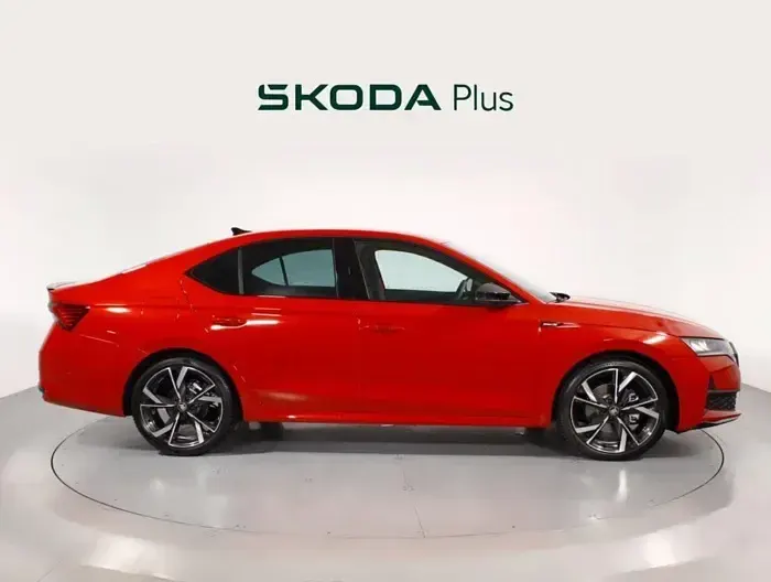 Usado Skoda Octavia SportLine 150 CV (110 kW) 2025 Rojo Berlina