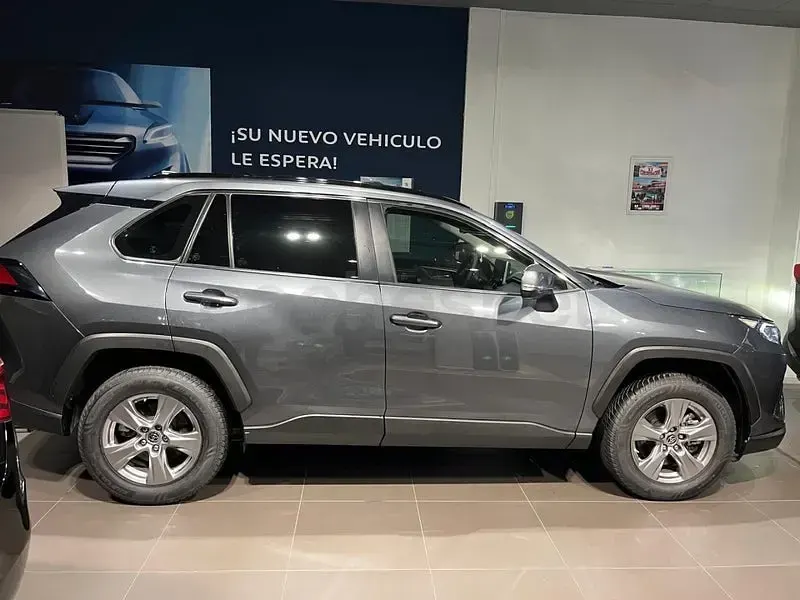 Usado Toyota RAV4 Hybrid Business Edition 218 CV (160 kW) 2022 Gris / plata SUV