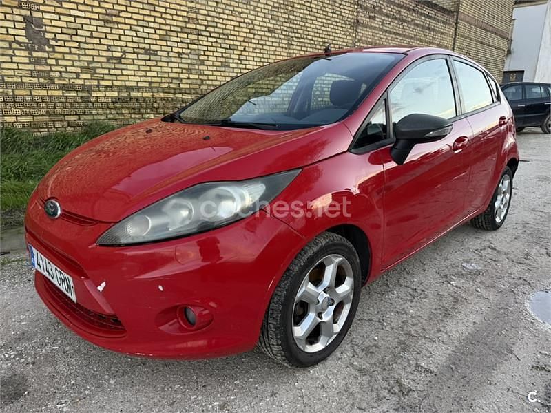 Usado Ford Fiesta Titanium 70 CV (51 kW) 2010 Rojo Utilitario