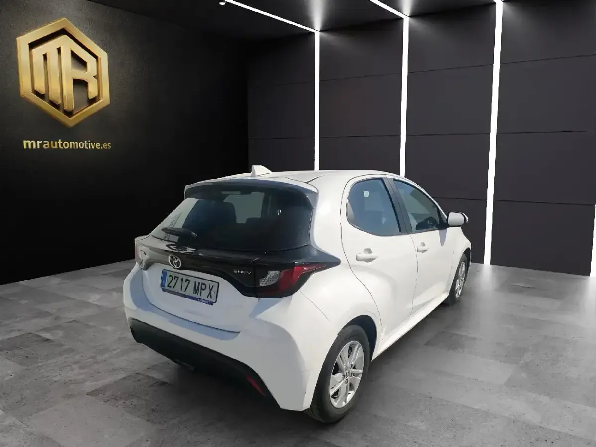 Usado Toyota Yaris Hybrid Business Edition 115 CV (84 kW) 2024 Blanco