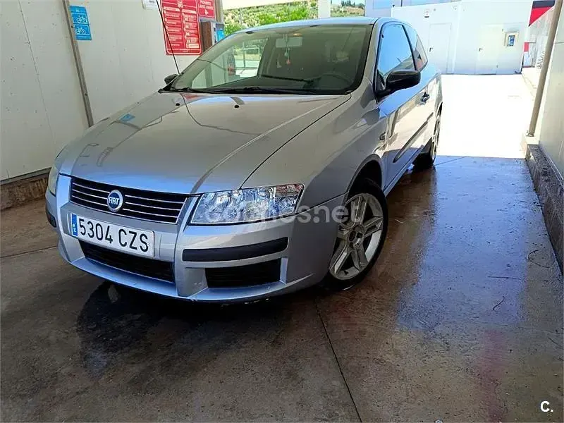 Usado Fiat Stilo Dynamic 115 CV (84 kW) 2004 Gris / plata Berlina