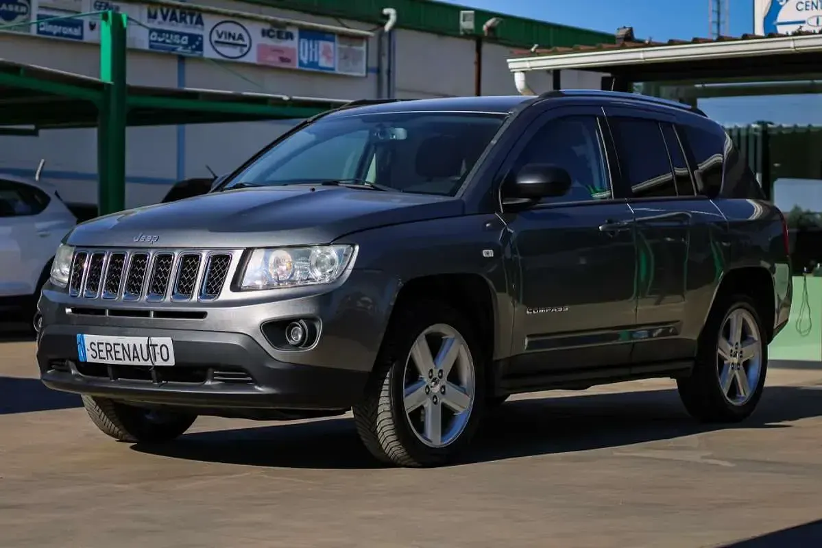 Usado Jeep Compass Limited 136 CV (100 kW) 2012 Gris SUV