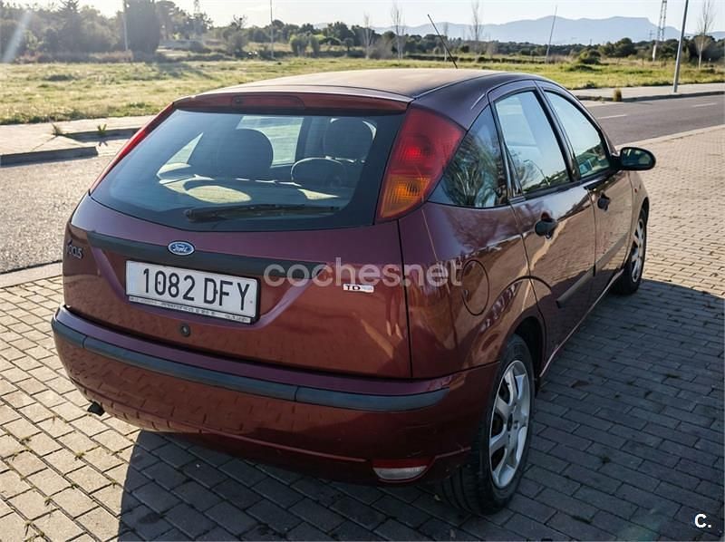 Używany Ford Focus Trend 100 KM (73 kW) 2005 Czerwony Sedan/Limuzyna