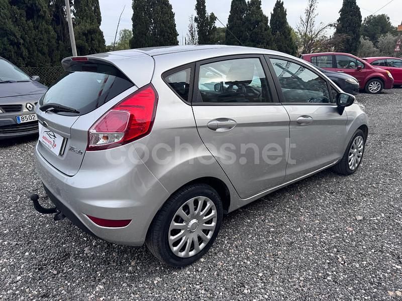 Usado Ford Fiesta Trend 75 CV (55 kW) 2014 Gris / plata Berlina