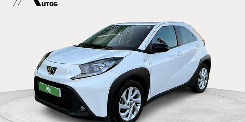 Usado Toyota Aygo X Play 72 CV (52 kW) 2022 Blanco SUV