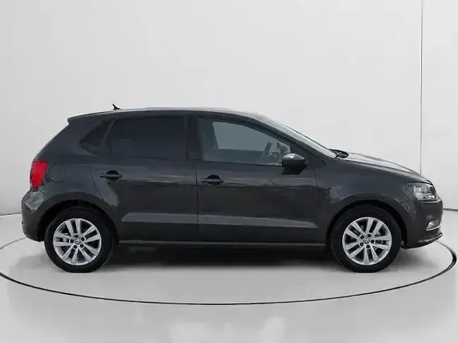Usado VW Polo 75 CV (55 kW) 2016 Gris / plata Berlina