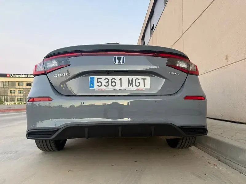 Usado Honda Civic Elegance 184 CV (135 kW) 2023 Gris / plata Berlina
