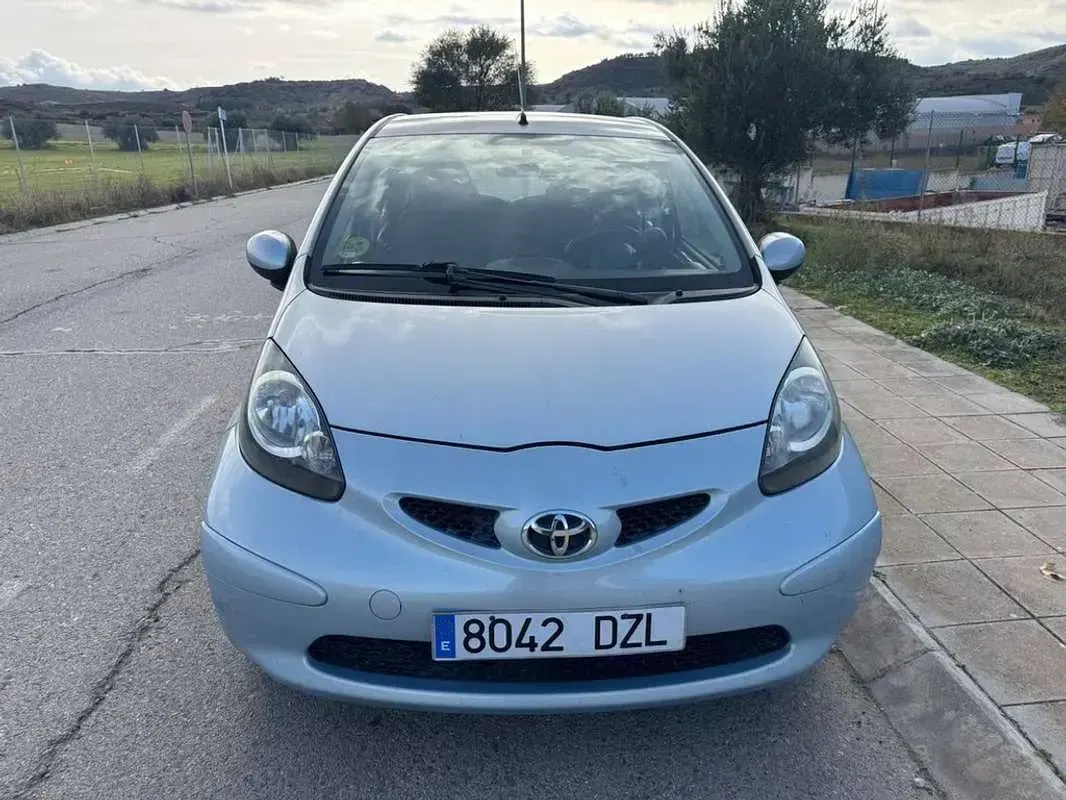 Usado Toyota Aygo 54 CV (39 kW) 2006 Azul Utilitario