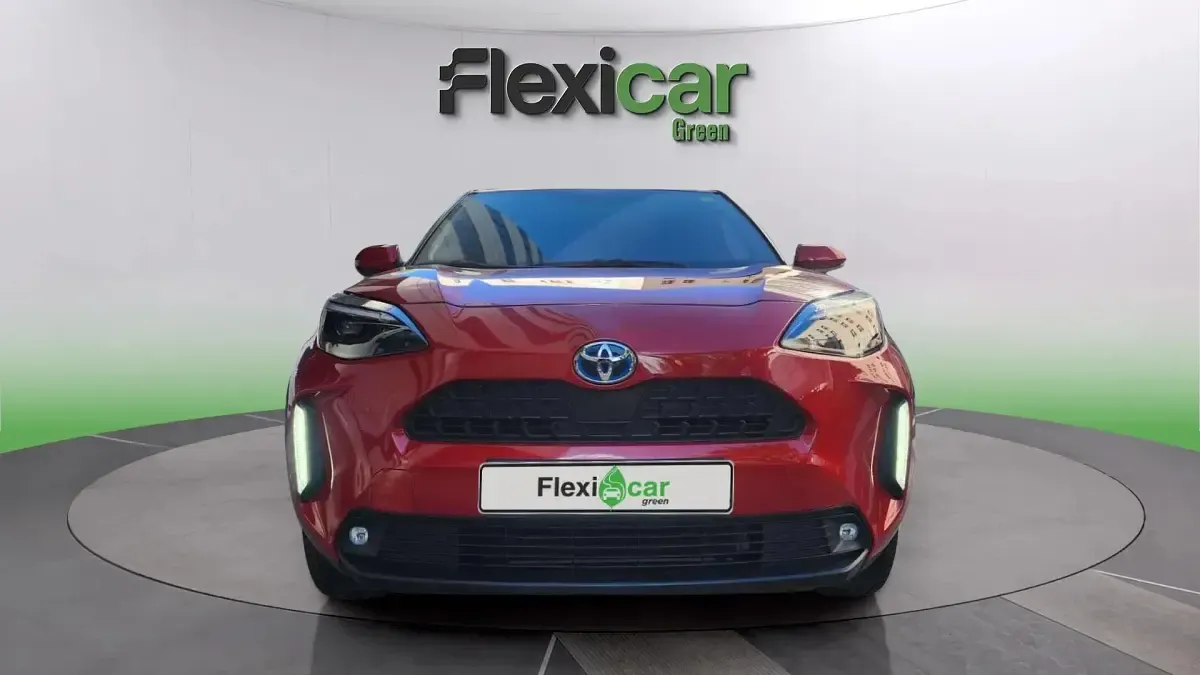 Usado Toyota Yaris Hybrid Style 116 CV (85 kW) 2022 Rojo