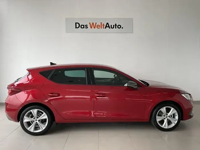 Usado Seat Leon FR 116 CV (85 kW) 2025 Rojo Berlina
