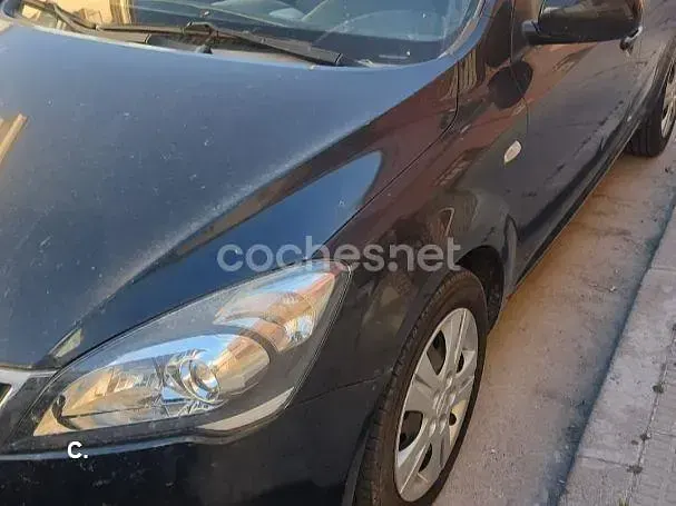 Usado Kia Ceed 90 CV (66 kW) 2010 Negro Utilitario