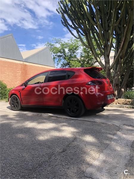 Usado Seat Leon Sport 105 CV (77 kW) 2006 Rojo Utilitario