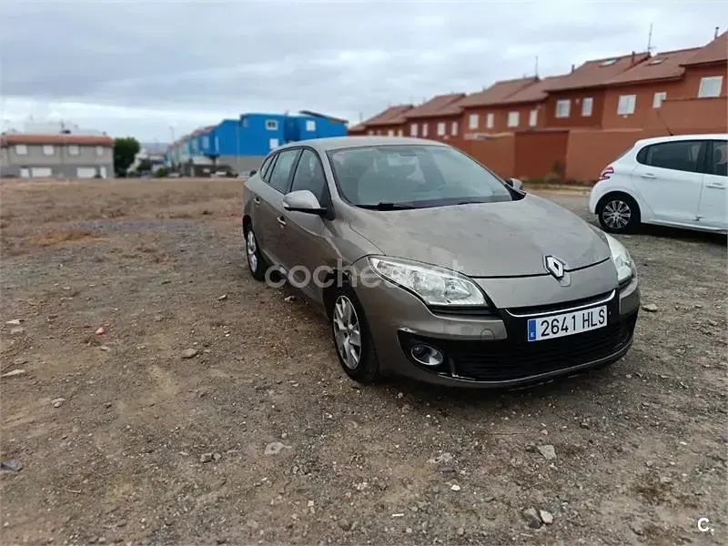 Usado Renault Mégane GrandTour Expression 110 CV (80 kW) 2012 Marrón Familiar