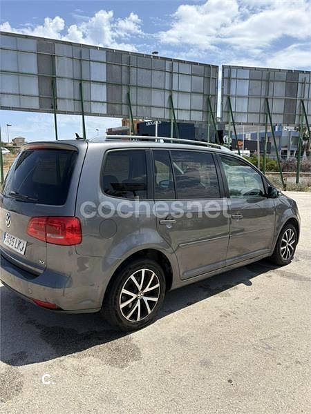 Usado VW Touran Advance 105 CV (77 kW) 2010 Gris / plata Monovolumen