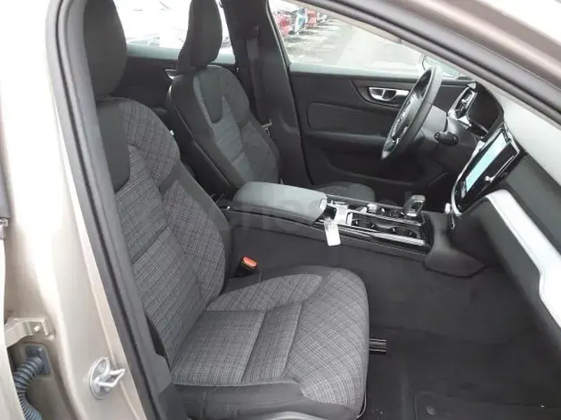 Usado Volvo V60 Core 350 CV (257 kW) 2025 Gris Familiar