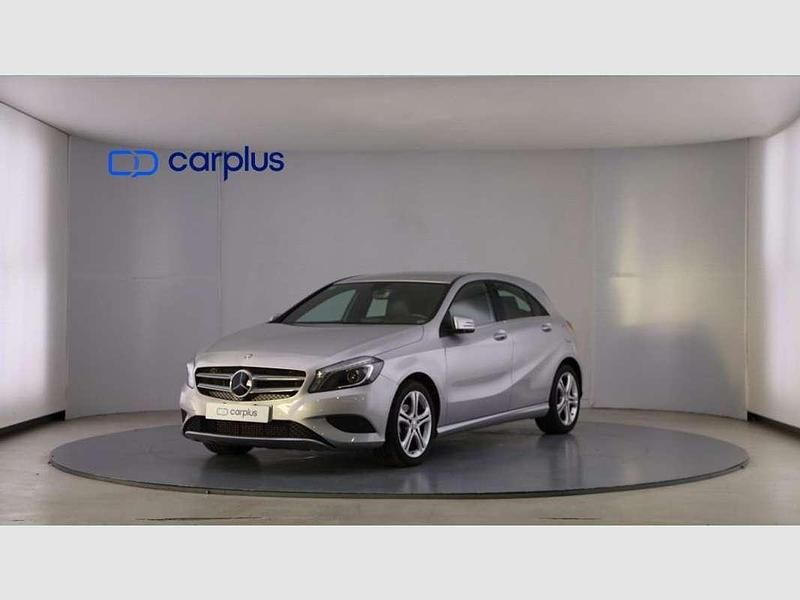 Usado Mercedes A180 Style 109 CV (80 kW) 2017 Plateado Utilitario