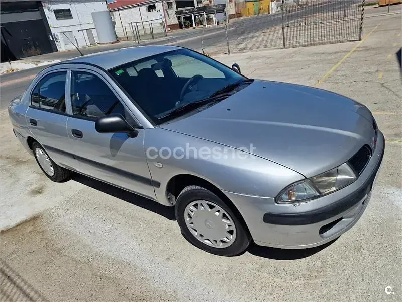 Usado Mitsubishi Carisma 90 CV (66 kW) 2000 Blanco Berlina