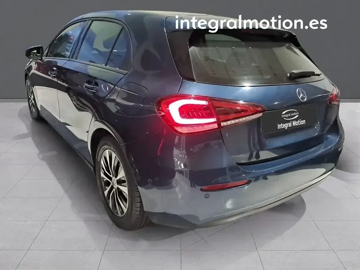 Usado Mercedes A180 115 CV (84 kW) 2021 Azul Berlina