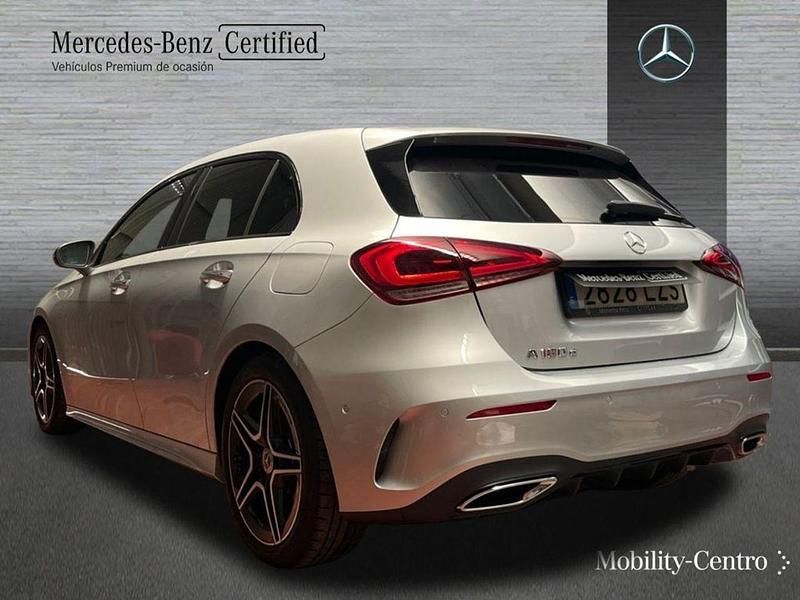 Usado Mercedes A180 AMG line 116 CV (85 kW) 2022 Iridiumsilver, metallic paint Berlina
