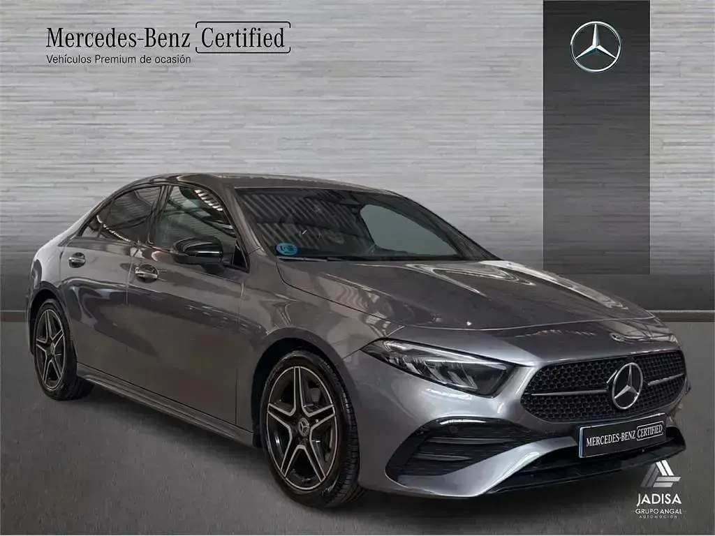 Usado Mercedes A180 136 CV (100 kW) 2025 Negro cosmos Berlina