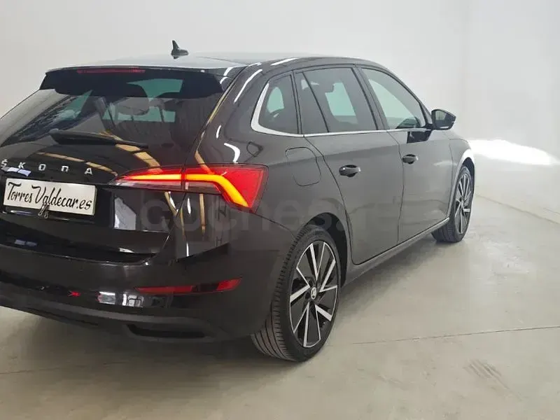 Usado Skoda Scala Sport 110 CV (80 kW) 2021 Negro Utilitario