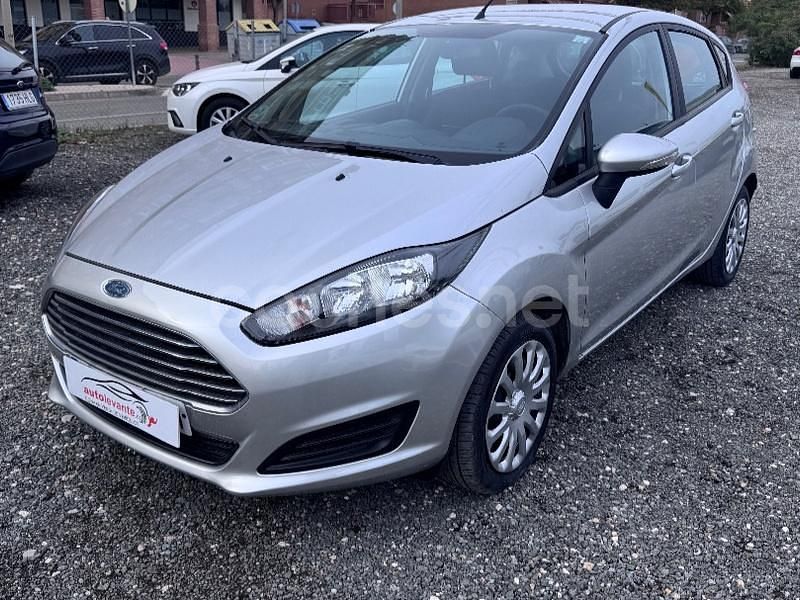 Gris / plata Usado 2014 Ford Fiesta Trend Berlina | 6500 € (Precio justo) - Imagen 1/4
