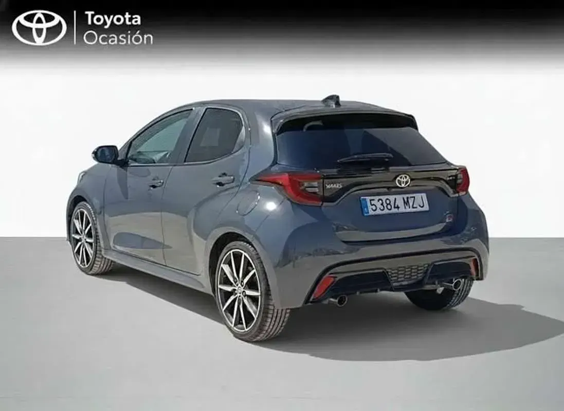 Usado Toyota Yaris Sport 131 CV (96 kW) 2025 Gris Utilitario