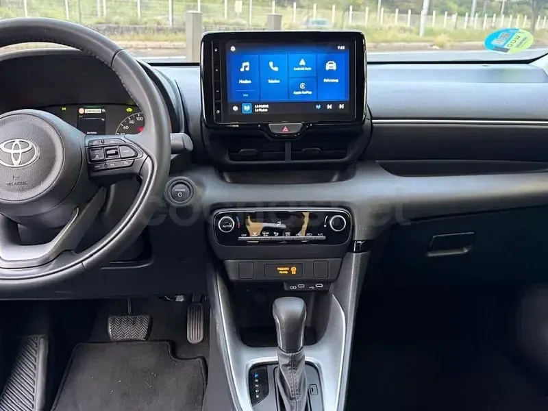 Usado Toyota Yaris Hybrid Business Edition 116 CV (85 kW) 2025 Gris / plata Berlina