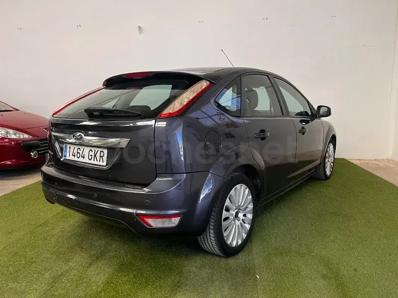 Usado Ford Focus Titanium 109 CV (80 kW) 2009 Gris / plata Berlina