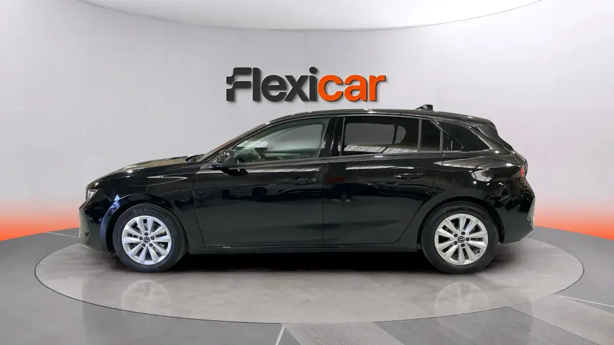 Usado Opel Astra Edition 110 CV (80 kW) 2022 Negro Utilitario