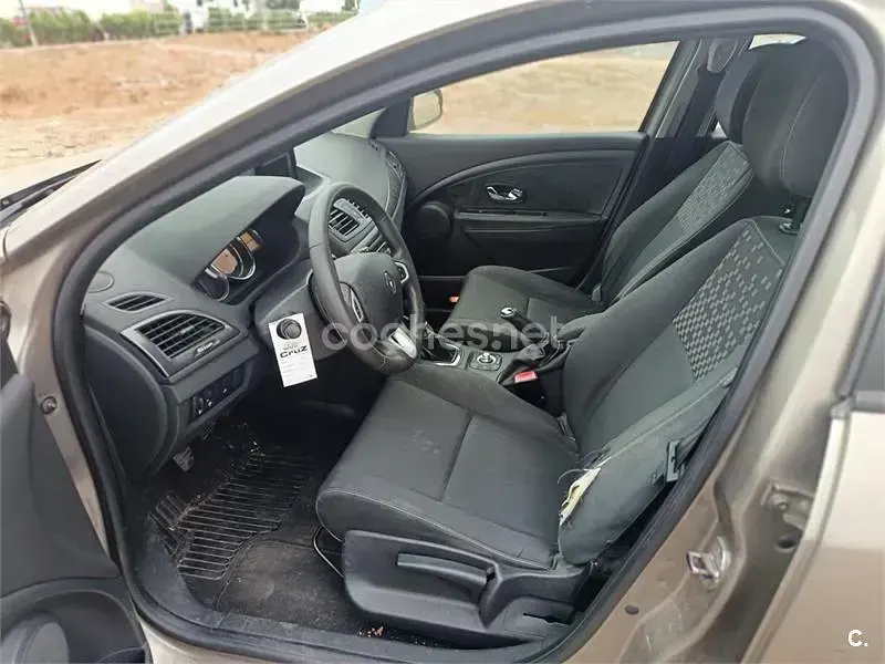 Usado Renault Mégane GrandTour Expression 110 CV (80 kW) 2012 Marrón Familiar