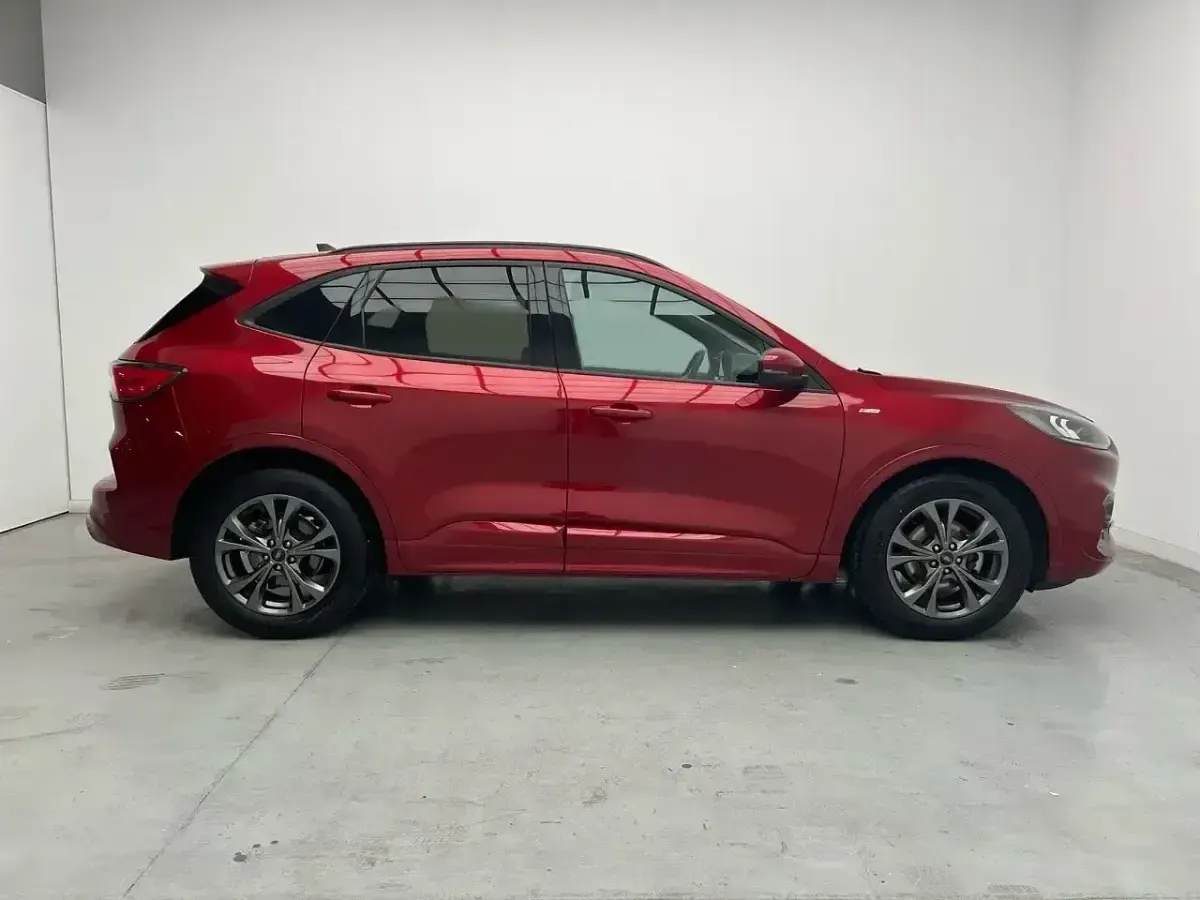 Usado Ford Kuga ST-Line 120 CV (88 kW) 2022 Rojo SUV