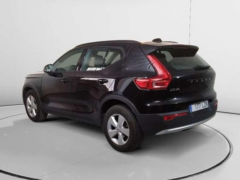 Käytetty Volvo XC40 129 HP (94 kW) 2022 Musta Katumaasturi