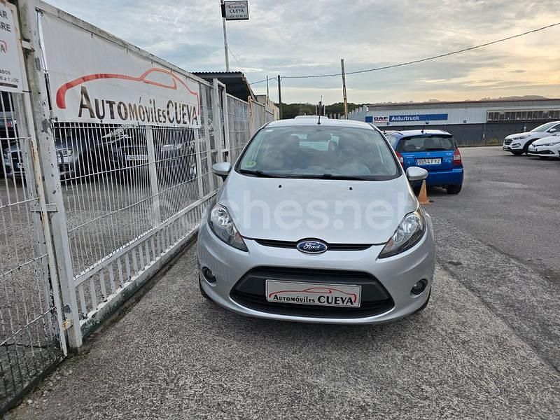 Usado Ford Fiesta 95 CV (69 kW) 2011 Gris / plata Berlina