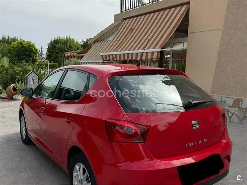 Usado Seat Ibiza Reference 70 CV (51 kW) 2014 Rojo Berlina